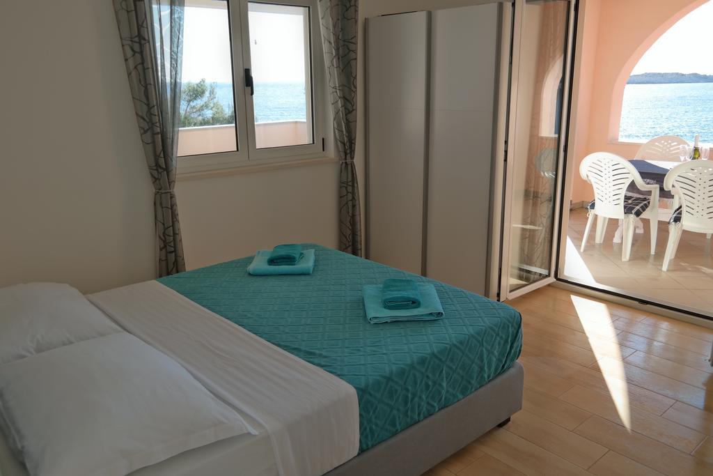 Direkt Am Meer-Apartments Puntaplanka Rogoznica  Exteriör bild